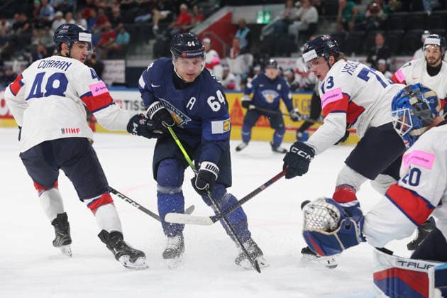 22.05.2026 Swiss Life Arena Zuerich , SCHWEIZ, Herren Eishockey IIHF World Championship, WM, Weltmeisterschaft Zurich 2026 Gruppe A FIN - GBR Mikael Granlund (FIN) gegen Johnny Curran (li) und Joseph Hazeldine (re,GBR) vor Torwart Mat Robson (GBR)