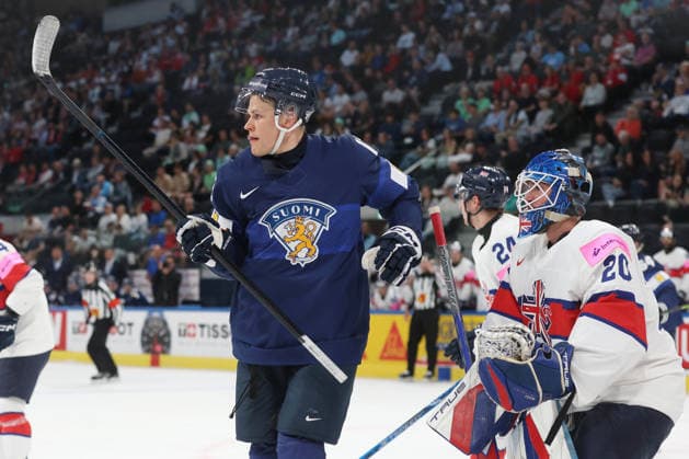 22.05.2026 Swiss Life Arena Zuerich , SCHWEIZ, Herren Eishockey IIHF World Championship, WM, Weltmeisterschaft Zurich 2026 Gruppe A FIN - GBR Jesse Puljujaervi (FIN) vor Torwart Mat Robson (GBR)