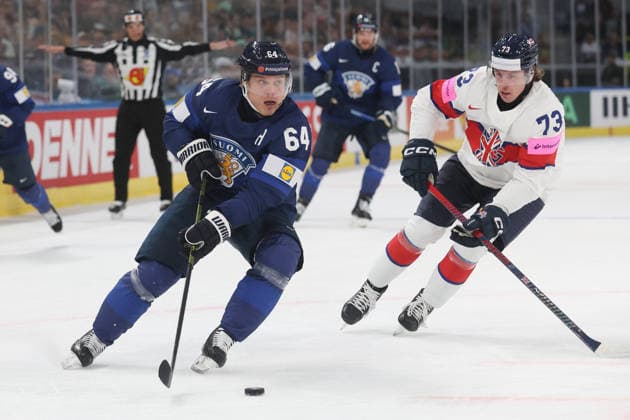 22.05.2026 Swiss Life Arena Zuerich , SCHWEIZ, Herren Eishockey IIHF World Championship, WM, Weltmeisterschaft Zurich 2026 Gruppe A FIN - GBR Mikael Granlund (FIN) gegen Joseph Hazeldine (GBR)