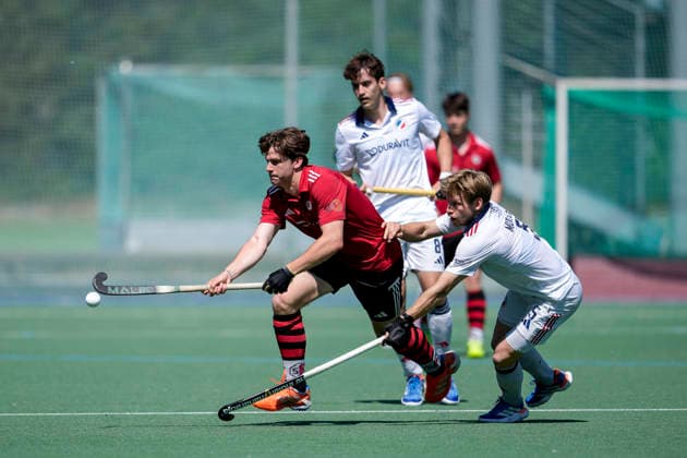 v.li.: Nick Hirzler (Frankfurt, 13), Linus Müller (MHC, 5), Zweikampf, Spielszene, Duell, duel, tackle, tackling, Dynamik, Action, Aktion, 23.05.2026, Mannheim (Deutschland), Hockey, Bundesliga, Play-down, Herren, Mannheimer HC - SC Frankfurt 1880
