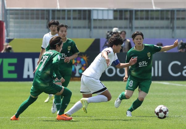 (260523) -- SUWON, May 23, 2026 -- Kim Kyong Yong (2nd R) of Naegohyang Women s FC vies with Tomoko Muramatsu (1st R) of Tokyo Verdy Beleza during the final match between Naegohyang Women s FC and Tokyo Verdy Beleza at the 2025 2026 AFC Women s Champions League in Suwon, South Korea, May 23, 2026. ) (SP)SOUTH KOREA-SUWON-FOOTBALL-AFC WOMEN S CHAMPIONS LEAGUE-FINAL YaoxQilin 