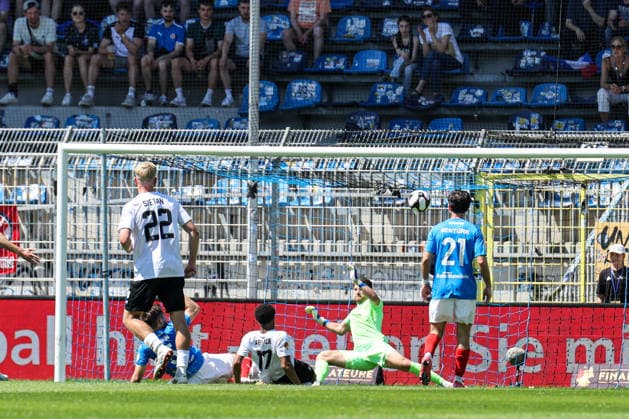 Samuel Abifade (SV Waldhof Mannheim, 17) wird von Christian Kuhn (VfR Mannheim, 5) antizipiert beim BfV-Pokalfinale VfR Mannheim - SV Waldhof Mannheim 07 am 23.05.26 in Carl Benz Stadion, Mannheim xamx Foto: Alfio Marino