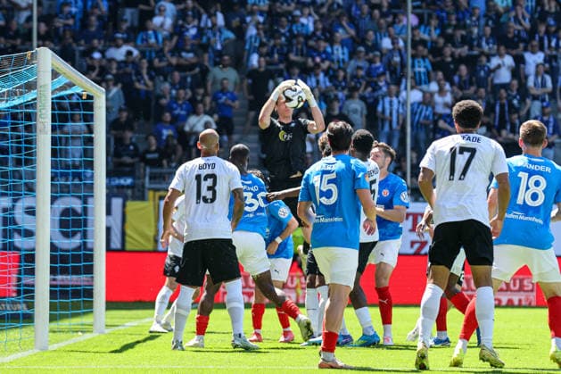 Thijmen Nijhuis (SV Waldhof Mannheim, 1) kann die Ecke entschärfen beim BfV-Pokalfinale VfR Mannheim - SV Waldhof Mannheim 07 am 23.05.26 in Carl Benz Stadion, Mannheim xamx Foto: Alfio Marino