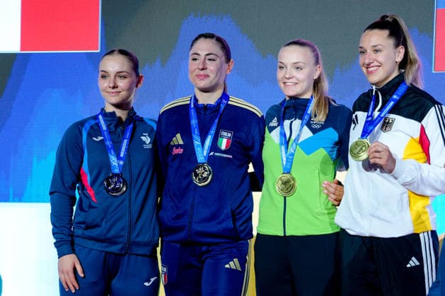 Deutschland: EKF Karate Europameisterschaft Seniors 2026 - Eissporthalle, Frankfurt: Kneer Johanna (GER) gewinnt die Bronzemedaille zusammen auf dem Podest mit Zibret Zala Maria (SLO), Silber geht an Pea Clemence (FRA) und die Goldmedaille an Ferracuti Clio (ITA) Frankfurt am Main Eissporthalle Frankfurt Hessen Deutschland Copyright: xKjetilxWaberx