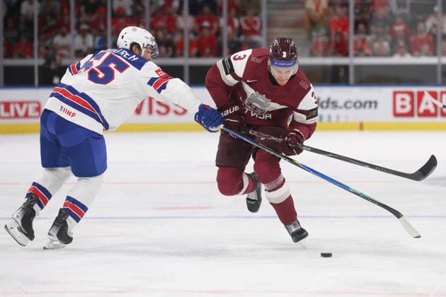 23.05.2026 Swiss Life Arena Zuerich , SCHWEIZ, Herren Eishockey IIHF World Championship, WM, Weltmeisterschaft Zurich 2026 Gruppe A LAT - USA Will Borgen (li,USA) gegen Alberts Smits (LAT)