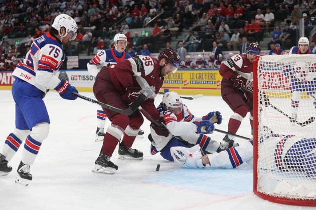 23.05.2026 Swiss Life Arena Zuerich , SCHWEIZ, Herren Eishockey IIHF World Championship, WM, Weltmeisterschaft Zurich 2026 Gruppe A LAT - USA Haralds Egle (LAT) gegen Declan Carlile (USA)