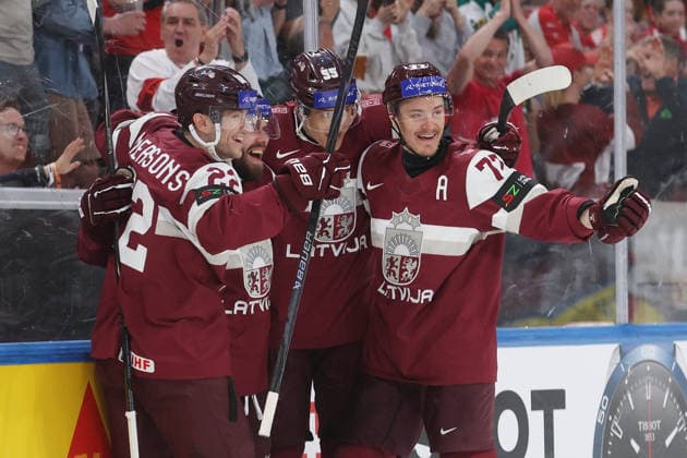23.05.2026 Swiss Life Arena Zuerich , SCHWEIZ, Herren Eishockey IIHF World Championship, WM, Weltmeisterschaft Zurich 2026 Gruppe A LAT - USA Torjubel vl. Toms Andersons, Haralds Egle, Roberts Mamcics und Kristaps Zile (LAT) nach dem Treffer zum 1:0