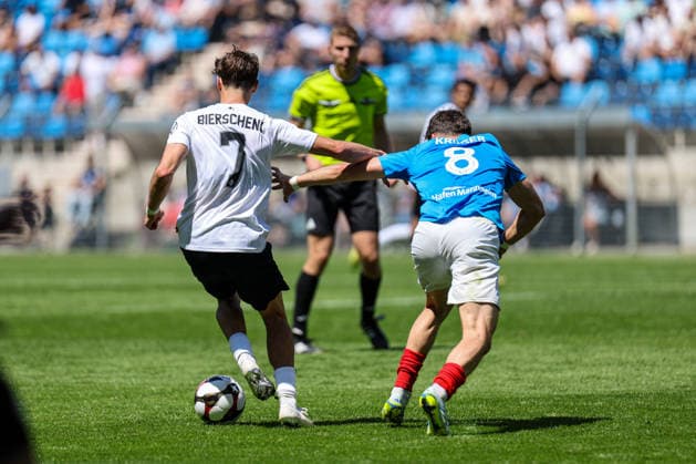 Bierschenk (SV Waldhof Mannheim, 7) gegen Kevin Krueger (VfR Mannheim, 8) beim BfV-Pokalfinale VfR Mannheim - SV Waldhof Mannheim 07 am 23.05.26 in Carl Benz Stadion, Mannheim xamx Foto: Alfio Marino