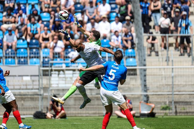 Zweikampf zwischen Terrence Boyd (SV Waldhof Mannheim, 13) und David Nreca-Bisinger (VfR Mannheim, 1) beim BfV-Pokalfinale VfR Mannheim - SV Waldhof Mannheim 07 am 23.05.26 in Carl Benz Stadion, Mannheim xamx Foto: Alfio Marino