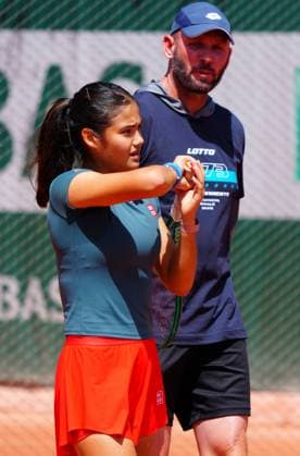 Emma Raducanu practices with coach andrew Richardson French Open Tennis, Saturday Previews, Qualifying and Practice, Tennis, Roland Garros, Paris, France - 23 May 2026Paris Roland Garros France EDITORIAL USE ONLY No use with unauthorised audio, video, data, fixture lists, club league logos or live services. Online in-match use limited to 120 images, no video emulation. No use in betting, games or single club league player publications. Copyright: xJavierxGarcia Shutterstockx 16887393b