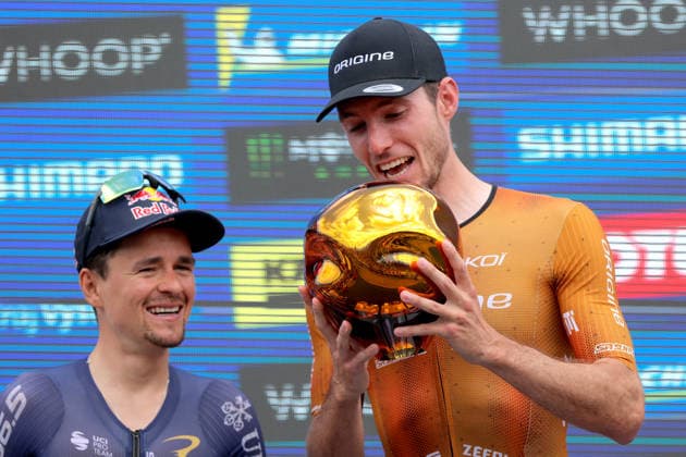 World Cup cross country mountain bike shorttrack men s race, Vysocina Arena, Nove Mesto na Morave, May 23, 2026. The second placed Tom Pidcock from the United Kingdom, left, and winner Mathis Azzaro from France inspect the trophy. (CTKxPhoto LiborxPlihal) CTKPhotoP2026052303396  CTKPhotoP2026052303396