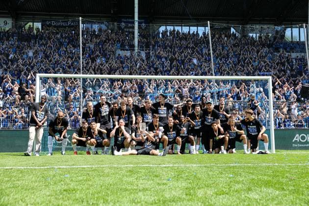 Vor der Fantribüne lassen sich die Buwe von ihren Fans feiern beim BfV-Pokalfinale VfR Mannheim - SV Waldhof Mannheim 07 am 23.05.26 in Carl Benz Stadion, Mannheim xamx Foto: Alfio Marino