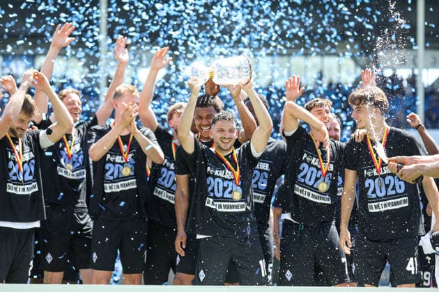 Die Buwe holen den Pokal im Carl Benz Stadion beim BfV-Pokalfinale VfR Mannheim - SV Waldhof Mannheim 07 am 23.05.26 in Carl Benz Stadion, Mannheim xamx Foto: Alfio Marino