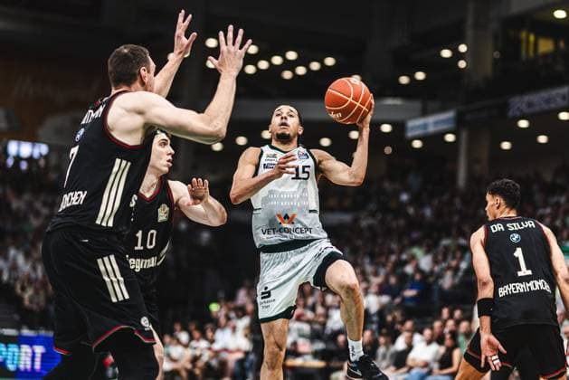Sport Bilder des Tages Jordan Roland (Gladiators Trier) im Zweikampf mit Justinian Jessup (FC Bayern Muenchen Basketball) und Johannes Voigtmann (FC Bayern Muenchen Basketball), Vet Concept Gladiators Trier vs FC Bayern Muenchen Basketball, Basketball, easyCredit BBL, Playoffs, Viertelfinale, Spiel 3, Saison 2025 2026, 23.05.2026 Vet Concept Gladiators Trier vs FC Bayern Muenchen Basketball, Basketball, easyCredit BBL, Playoffs, Viertelfinale, Spiel 3, Saison 2025 2026, 23.05.2026 Copyright: xEibner-Pressefoto AlexanderxNeisx EP_ANS
