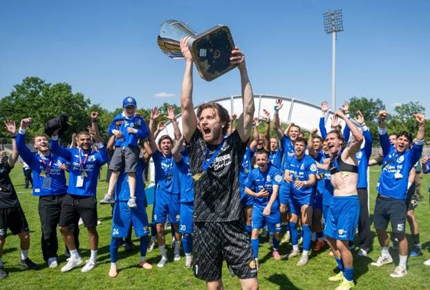 Sport Bilder des Tages Fußball, Herren, Saison 2025 2026, Finale COSY-WASCH Landespokal Berlin, VSG Altglienicke - BFC Dynamo, Torwart Luis Zwick (VSG Altglienicke) mit Pokal, Jubel nach dem Abpfiff, 23.05. 2026, Copyright: xMatthiasxKochx