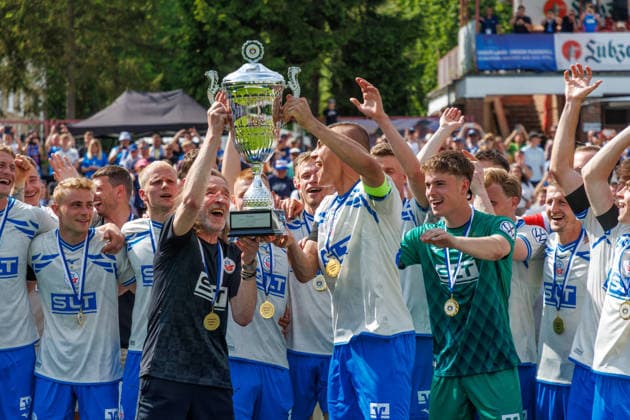Sport Bilder des Tages links Zeugwart Andreas Thiem (Rostock) und Franz Pfanne (Rostock) mit dem Siegerpokal; GER, FC Hansa Rostock vs. SV Pastow, Fußball, Männer, Lübzer Pils Landespokal, Finale, Spielzeit 2025 2026, 23.05.2026 Greifswald Volksstadion Mecklenburg - Vorpommern Deutschland