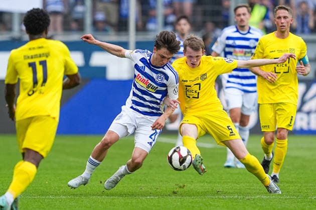 Sport Bilder des Tages 23.05.2026, xydrx, Herren, Fußball, Finaltag der Amateure, Finale Niederrheinpokal, SC St. Tönis 11 ‹20 - MSV Duisburg, Saison 2025 2026, Schauinsland-Reisen-Arena: Jan-Simon Symalla (MSV Duisburg, 23) im Zweikampf gegen Niklas Withofs (SC St. Tönis, 5) Copyright: HMBxMedia YannisxDreimann
