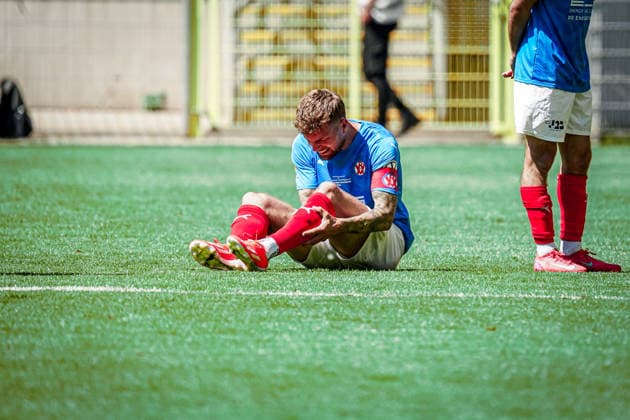Deutschland: Fussball: bfv-Rothaus-Pokal 2025 2026 , Finale - VfR Mannheim vs SV Waldhof Mannheim - Carl-Benz-Stadion (Mannheim) : Alexander Esswein (VfR Mannheim, 11) verletzt am Boden Copyright: xBennetxLongx