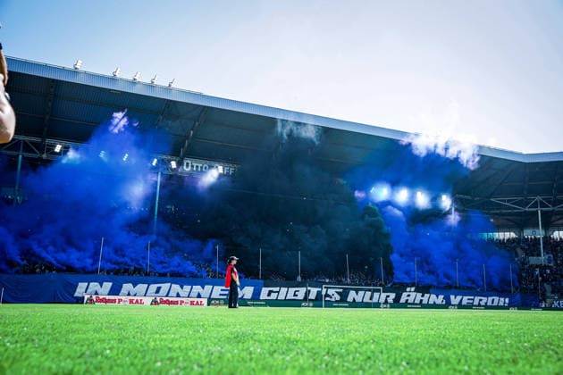 Deutschland: Fussball: bfv-Rothaus-Pokal 2025 2026 , Finale - VfR Mannheim vs SV Waldhof Mannheim - Carl-Benz-Stadion (Mannheim) : Choreo, Choreografie, Tribüne, Pyro, Fans Copyright: xBennetxLongx