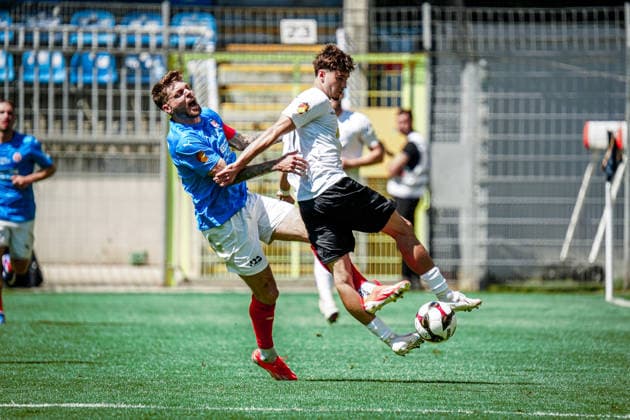 Deutschland: Fussball: bfv-Rothaus-Pokal 2025 2026 , Finale - VfR Mannheim vs SV Waldhof Mannheim - Carl-Benz-Stadion (Mannheim) : Alexander Esswein (VfR Mannheim, 11) , Lovis Bierschenk (SV Waldhof Mannheim, 7) Zweikampf, am Ball Copyright: xBennetxLongx