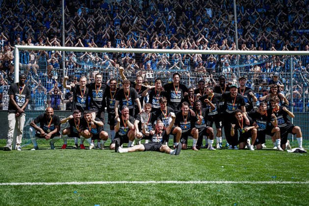 Sport Bilder des Tages Deutschland: Fussball: bfv-Rothaus-Pokal 2025 2026 , Finale - VfR Mannheim vs SV Waldhof Mannheim - Carl-Benz-Stadion (Mannheim) : Mannschaft, Spieler, Jubel, Freude, Emotionen, Gestik, Gesten, Fans, Tribüne Copyright: xBennetxLongx