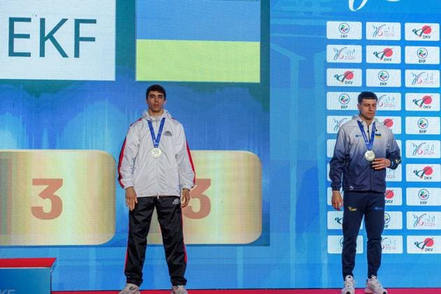 Siegerehrung Männer Kumite -75; von links: Ernest Sharafutdinov (RUS), Andrii Zaplitnyi (UKR); Drittplatzierte, Bronzemedaille, 23.05.2026, Frankfurt am Main (Deutschland), 61. Karate-Europameisterschaften 2026 Frankfurt Main