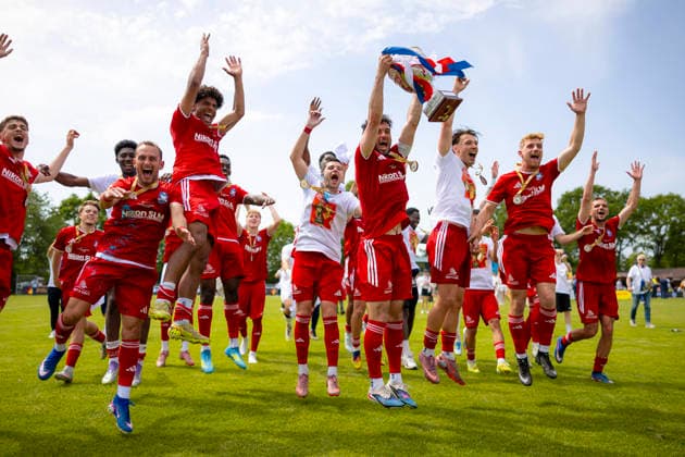 Sport Bilder des Tages Phönix Lübecks Spieler freuen sich jubeln nach dem Sieg. SV Todesfelde vs. 1. FC Phönix Lübeck, Fussball, SHFV-Lotto-Pokal Finale, 23.05.26 Todesfelde Schleswig-Holstein Germany Copyright: xAgentur54GradÂ°x xFelixxKoenigx