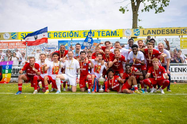 Sport Bilder des Tages Phönix Lübecks Spieler freuen sich jubeln nach dem Sieg. SV Todesfelde vs. 1. FC Phönix Lübeck, Fussball, SHFV-Lotto-Pokal Finale, 23.05.26 Todesfelde Schleswig-Holstein Germany Copyright: xAgentur54GradÂ°x xFelixxKoenigx