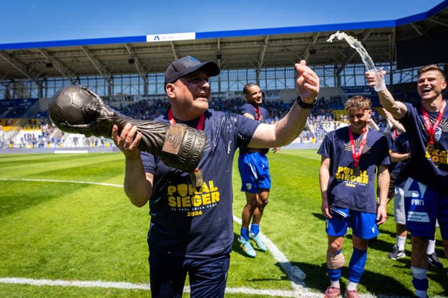 Sport Bilder des Tages Jena , 230526, Finale Fussball Thüringenpokal , FC Carl-Zeiss Jena gegen ZFC Meuselwitz im Bild: Trainer Volkan Uluc (Jena) mit Pokal
