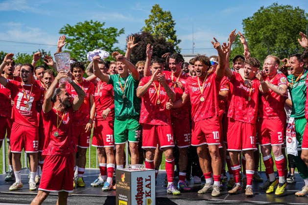 Sport Bilder des Tages SBFV-Rothaus-Pokal, Bahlinger SC vs FC 08 Villingen, 23.05.2026 Die Bahlinger nach dem Spiel mit dem Pokal am feiern SBFV-Rothaus-Pokal, Bahlinger SC vs FC 08 Villingen, Karl-Heitz-Stadion Offenburg, 23.05.2026 Copyright: xBEAUTIFULxSPORTS Boscox