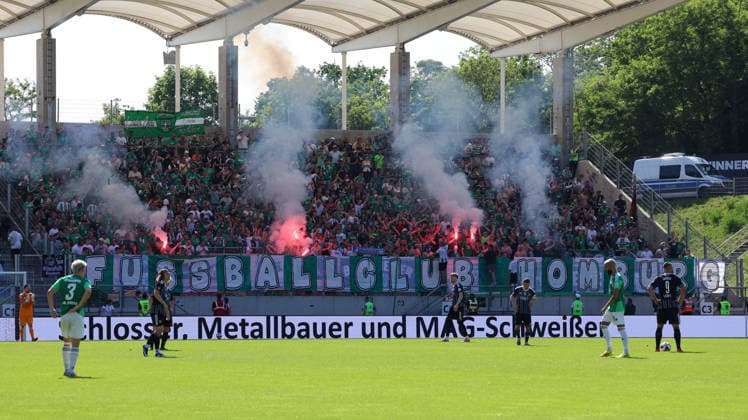 23.05.2026, xrekx, Fussball Landespokal Saarland Finale, 1.FC Saarbrücken - FC 08 Homburg v.l. FC Homburg Fans ,Stimmung, Schals, Ultras, Zuschauer, Besucher, Choreo, Choreografie, atmosphere, scarves, spectators, visitors Pyro (DFL DFB REGULATIONS PROHIBIT ANY USE OF PHOTOGRAPHS as IMAGE SEQUENCES and or QUASI-VIDEO) Saarbrücken
