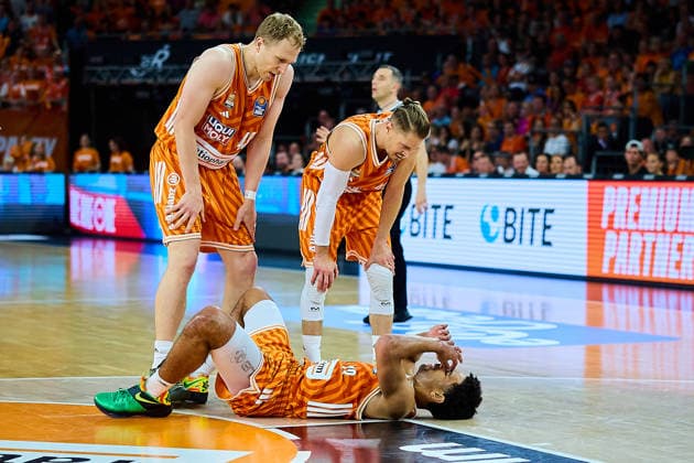 Mark Smith (ratiopharm ulm, 13) am Boden, Christian Sengfelder (ratiopharm ulm, 43), Thomas Klepeisz (ratiopharm ulm, 22) GER, ratiopharm ulm vs. Bamberg Baskets, Basketball, Playoffs, Viertelfinale, 3. Spiel, EasyCredit BBL, Spielzeit 2025 2026, 23.05.2026 GER, ratiopharm ulm vs. Bamberg Baskets, Basketball, Playoffs, Viertelfinale, 3. Spiel, EasyCredit BBL, Spielzeit 2025 2026, 23.05.2026 Neu-Ulm Copyright: xEibner-Pressefoto GeraldxOelze-dexStoppanyx EP_ODS