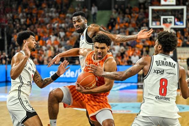 Sport Bilder des Tages GER, BBL, Playoffs, ratiopharm Ulm vs BMA365 Bamberg Baskets 23.05.2026, ratiopharm arena, Neu-Ulm, GER, BBL, Playoffs, ratiopharm Ulm vs BMA365 Bamberg Baskets, im Bild Mark Smith (Ulm, 13) setzt sich gegen Ibrahim Watson (Bamberg, 2) und Ejiofor Onu (Bamberg, 35) und Demarcus Marquette Demonia (Bamberg, 8) durch