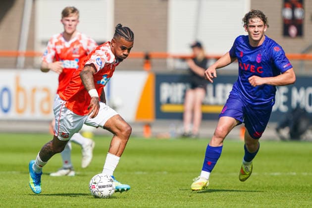 2026-05-23 FC Volendam v Willem II - Dutch Eredivsie Kwalificatie - Finale VOLENDAM, NETHERLANDS - MAY 23: Juninho Bacuna of FC Volendam battles for possession with Siegert Baartmans of Willem II during the Dutch Eredivsie Kwalificatie - Finale match between FC Volendam and Willem II at Kras Stadion on May 23, 2026 in Volendam, Netherlands. Volendam Kras Stadion Netherlands Content not available for redistribution in The Netherlands directly or indirectly through any third parties. Copyright: xAndrexWeeningx