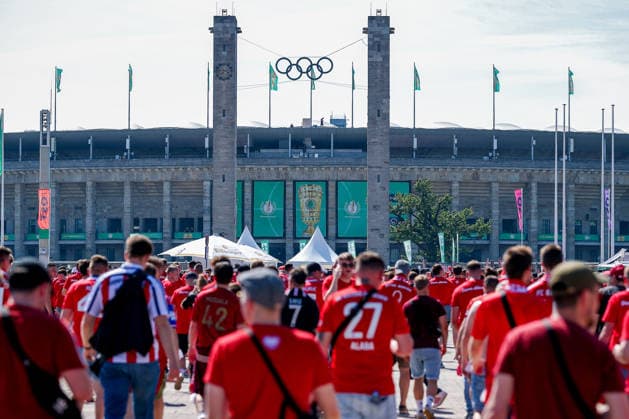 Sport Bilder des Tages 23.05.2026, Fußball, 83. DFB-Pokal Finale,, FC Bayern München - VfB Stuttgart, Olympioastadion Berlin, Saison 2025 2026: Eindrücke Features Impressionen vor dem Spiel. Fans Fanmarsch auf dem Weg zum Stadion DFB regulations prohibit any use of photographs as image sequences and or quasi-video. Berlin Deutschland