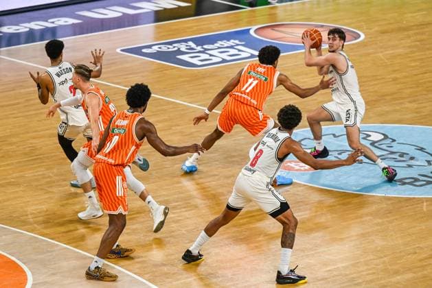 GER, BBL, Playoffs, ratiopharm Ulm vs BMA365 Bamberg Baskets 23.05.2026, ratiopharm arena, Neu-Ulm, GER, BBL, Playoffs, ratiopharm Ulm vs BMA365 Bamberg Baskets, im Bild Zachary Ensminger (Bamberg, 1) am Ball, Meissa Faye (Ulm, 11)