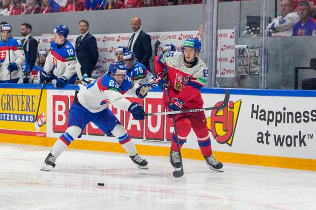 FRIBOURG, SWITZERLAND - MAY 23: Tomas Cibulka of Czechia R) against Adam Liska of Slovakia L) during the 2026 IIHF Ice hockey, Eishockey World Championship, WM, Weltmeisterschaft Switzerland game between Slovakia and Czechia at BCF Arena on May 23, 2026 in Fribourg, Fribourg. Fribourg BCF Arena Fribourg Switzerland Copyright: xJustPictures.ch JarixPestelaccix jp-en-EuSpIm-JP6_JAR_Slovakia_Cyechia_23May2026_00039