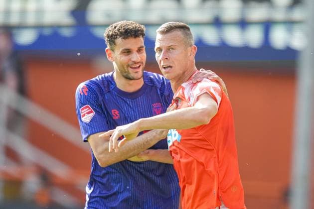 VOLENDAM , 23-05-2026 , Kras Stadium, season 2025 2026 , Dutch Eredivisie Football ,Second leg of the Keuken Kampioen Play-Offs final . Match between FC Volendam and Willem II . Picture shows Willem II player Raffael Behounek and FC Volendam player Robert Muhren Volendam - Willem II (play off)  x203909244x Copyright: