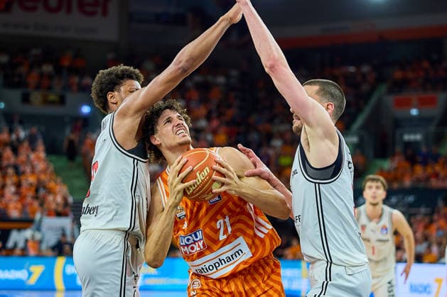 Demarcus Marquette Demonia (BMA365 Bamberg Baskets, 08), Alec Anigbata (ratiopharm ulm, 21), Danile Keppeler (BMA365 Bamberg Baskets, 31) GER, ratiopharm ulm vs. Bamberg Baskets, Basketball, Playoffs, Viertelfinale, 3. Spiel, EasyCredit BBL, Spielzeit 2025 2026, 23.05.2026 GER, ratiopharm ulm vs. Bamberg Baskets, Basketball, Playoffs, Viertelfinale, 3. Spiel, EasyCredit BBL, Spielzeit 2025 2026, 23.05.2026 Neu-Ulm Copyright: xEibner-Pressefoto GeraldxOelze-dexStoppanyx EP_ODS