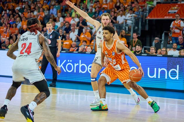 Cobe Williams (BMA365 Bamberg Baskets, 24), Mark Smith (ratiopharm ulm, 13), Danile Keppeler (BMA365 Bamberg Baskets, 31) GER, ratiopharm ulm vs. Bamberg Baskets, Basketball, Playoffs, Viertelfinale, 3. Spiel, EasyCredit BBL, Spielzeit 2025 2026, 23.05.2026 GER, ratiopharm ulm vs. Bamberg Baskets, Basketball, Playoffs, Viertelfinale, 3. Spiel, EasyCredit BBL, Spielzeit 2025 2026, 23.05.2026 Neu-Ulm Copyright: xEibner-Pressefoto GeraldxOelze-dexStoppanyx EP_ODS