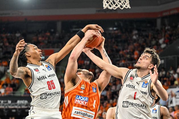 GER, BBL, Playoffs, ratiopharm Ulm vs BMA365 Bamberg Baskets 23.05.2026, ratiopharm arena, Neu-Ulm, GER, BBL, Playoffs, ratiopharm Ulm vs BMA365 Bamberg Baskets, im Bild Austin Matthew Crowle (Bamberg, 85), Christopher Ledlum (Ulm, 4), Zachary Ensminger (Bamberg, 1)