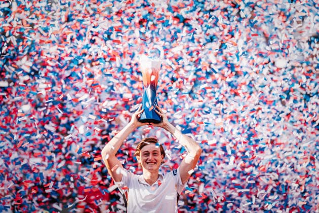 Tennis Männer bitpanda Hamburg Open ATP, Tennis Herren 500 Finale Ignacio Buse (PER) vs. Tommy Paul (USA) 23.05.2026 Ignacio Buse gewinnt das Turnier am Rothenbaum und hebt den Pokal Trophäe in die Luft im Konfettiregen Hamburg Tennisstadion am Rothenbaum Hamburg Deutschland