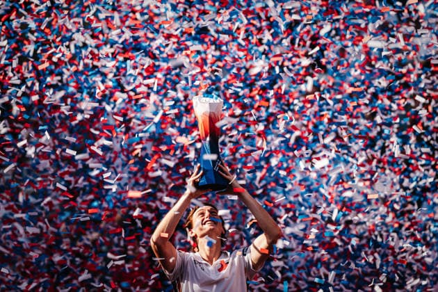Sport Bilder des Tages Tennis Männer bitpanda Hamburg Open ATP, Tennis Herren 500 Finale Ignacio Buse (PER) vs. Tommy Paul (USA) 23.05.2026 Ignacio Buse gewinnt das Turnier am Rothenbaum und hebt den Pokal Trophäe in die Luft im Konfettiregen Hamburg Tennisstadion am Rothenbaum Hamburg Deutschland