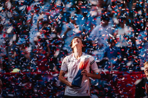 Tennis Männer bitpanda Hamburg Open ATP, Tennis Herren 500 Finale Ignacio Buse (PER) vs. Tommy Paul (USA) 23.05.2026 Ignacio Buse gewinnt das Turnier am Rothenbaum und hebt den Pokal Trophäe in die Luft im Konfettiregen Hamburg Tennisstadion am Rothenbaum Hamburg Deutschland