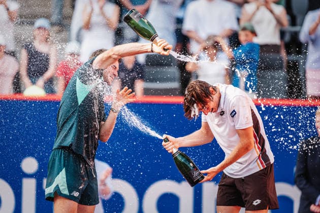 Sport Bilder des Tages Tennis Männer bitpanda Hamburg Open ATP, Tennis Herren 500 Finale Ignacio Buse (PER) vs. Tommy Paul (USA) 23.05.2026 Sektdusche v.l. Tommy Paul und Ignacio Buse Hamburg Tennisstadion am Rothenbaum Hamburg Deutschland