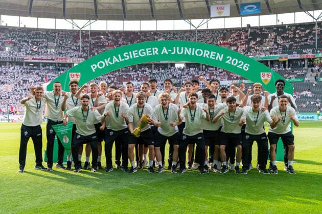 Sport Bilder des Tages Manschaftsfoto U19 Pokalsieger A-Junioren 2026, U19 VfB Stuttgart. GER, FC Bayern Muenchen vs. VfB Stuttgart, Fussball, Herren, DFB-Pokal, Finale, Spielzeit 2025 2026, 23.05.2026, DFL DFB REGULATIONS PROHIBIT ANY USE OF PHOTOGRAPHS AS IMAGE SEQUENCES AND OR QUASI-VIDEO, GER, FC Bayern Muenchen vs. VfB Stuttgart, Fussball, Herren, DFB-Pokal, Finale, Spielzeit 2025 2026, 23.05.2026 Berlin Copyright: xEibner-Pressefoto WolfgangxFrankx EP_WFK