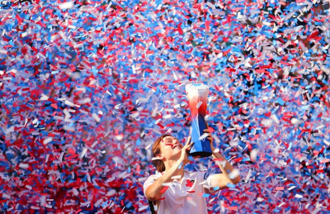 Bitpanda Hamburg Open, ATP, Tennis Herren 500: Ignacio Buse aus Peru hält nach seinem Triumph den Siegerpokal in den Händen.