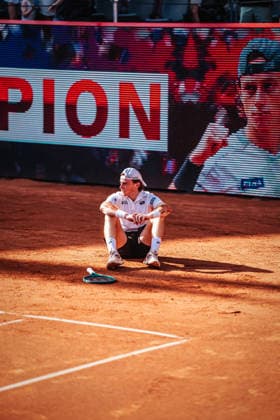 Tennis Männer bitpanda Hamburg Open ATP, Tennis Herren 500 Finale Ignacio Buse (PER) vs. Tommy Paul (USA) 23.05.2026 Ignacio Buse gewinnt das Turnier am Rothenbaum und sitzt auf dem Court Hamburg Tennisstadion am Rothenbaum Hamburg Deutschland
