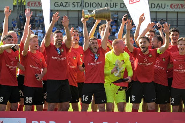 Sport Bilder des Tages Marius Kunde (SG Sonnenhof Grossaspach, 16) mit dem Pokal SV Stuttgarter Kickers vs. SG Sonnenhof Grossaspach, Fussball, Maenner, DB-Regio wfv-Pokalfinale, Saison 2025 2026, 23.05.2026 SV Stuttgarter Kickers vs. SG Sonnenhof Grossaspach, Fussball, Maenner, DB-Regio wfv-Pokalfinale, Saison 2025 2026, 23.05.2026 Stuttgart Copyright: xEibner-Pressefoto TobiasxBaurx EP_TBR