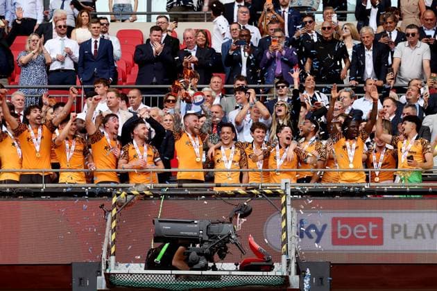 Oliver McBurnie of Hull City celebrates with teammates after winning the EFL Championship Play-off Final and promotion to the Premier League Hull City v Middlesbrough, EFL Sky Bet Championship, Play-Off Final, Football, Wembley Stadium, London, UK - 23 May 2026London Wembley Stadium United Kingdom EDITORIAL USE ONLY No use with unauthorised audio, video, data, fixture lists, club league logos or live services. Online in-match use limited to 120 images, no video emulation. No use in betting, games or single club league player publications.  Copyright: xKieranxMcManus Shutterstockx 16887313fb
